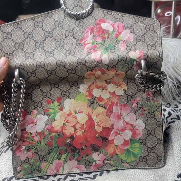 Beautiful pre-owned authentic Gucci shoulder bag. - Picture 8 of 16